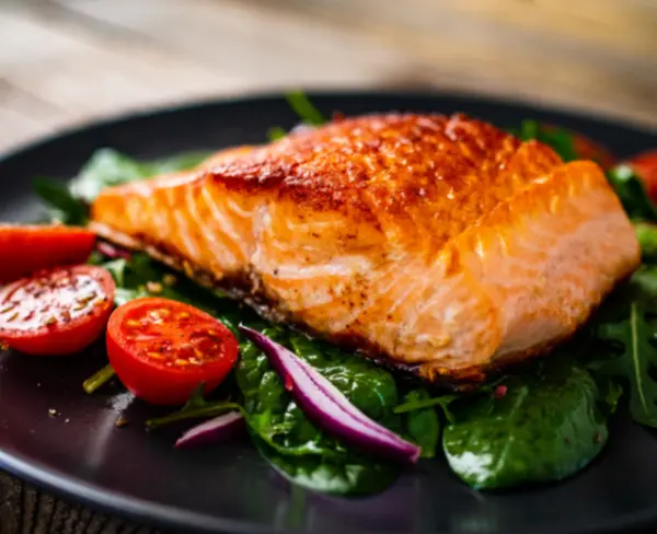 Pan fried salmon with asparagus, lemon and garlic